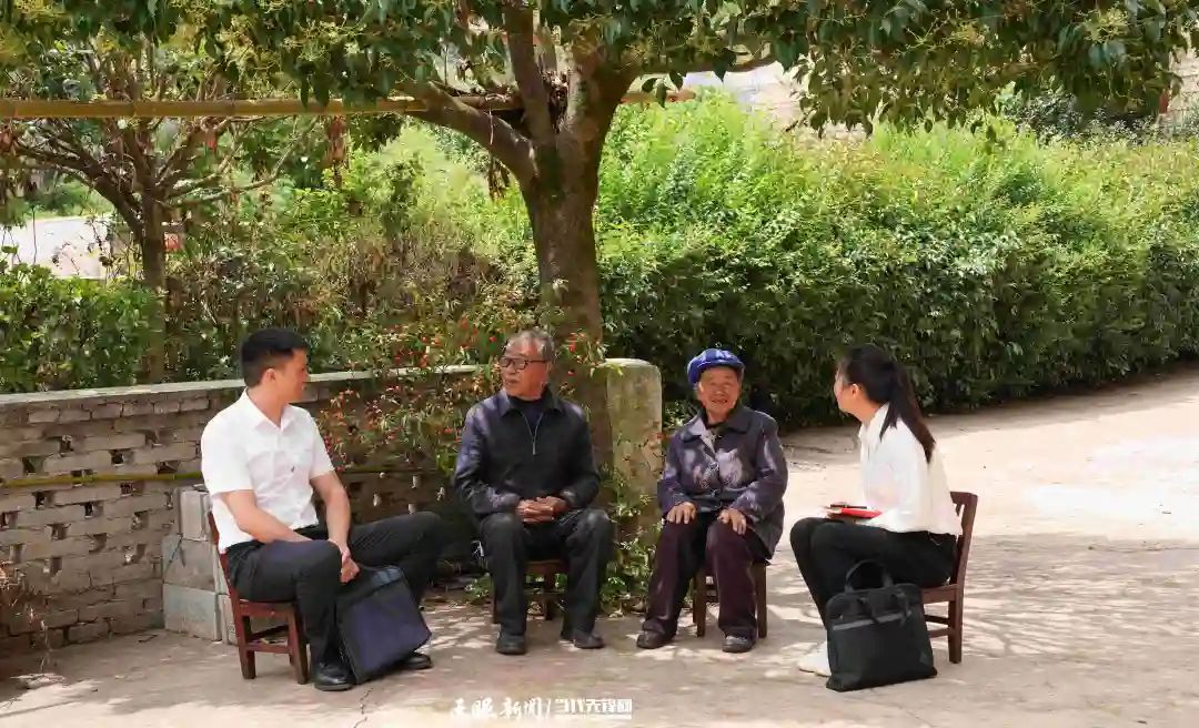 图为威宁自治县纪检监察干部入户走访，了解相关惠民补贴的发放情况。.jpg
